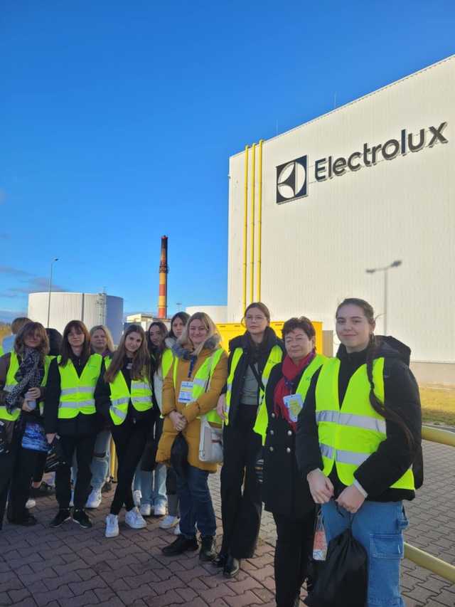 [FOTO] Uczniowie strzegomskiego Zespołu Szkół wizytowali w zakładzie produkcyjnym Electrolux
