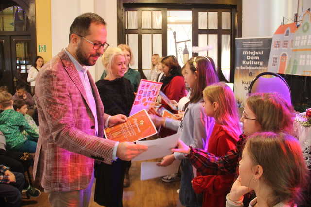 [FOTO] Dziewczynka z zapałkami na deskach Miejskiego Domu Kultury w Świebodzicach