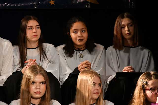 [FOTO] Występy, kolędowanie i świąteczny klimat. Biesiada Wigilijna w III LO 