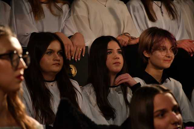 [FOTO] Występy, kolędowanie i świąteczny klimat. Biesiada Wigilijna w III LO 