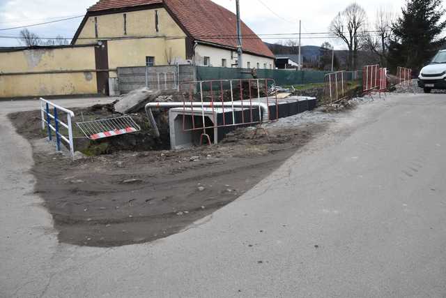 Trwa przebudowa mostu w Burkatowie. Nadal funkcjonują objazdy [MAPA/SZCZEGÓŁY]