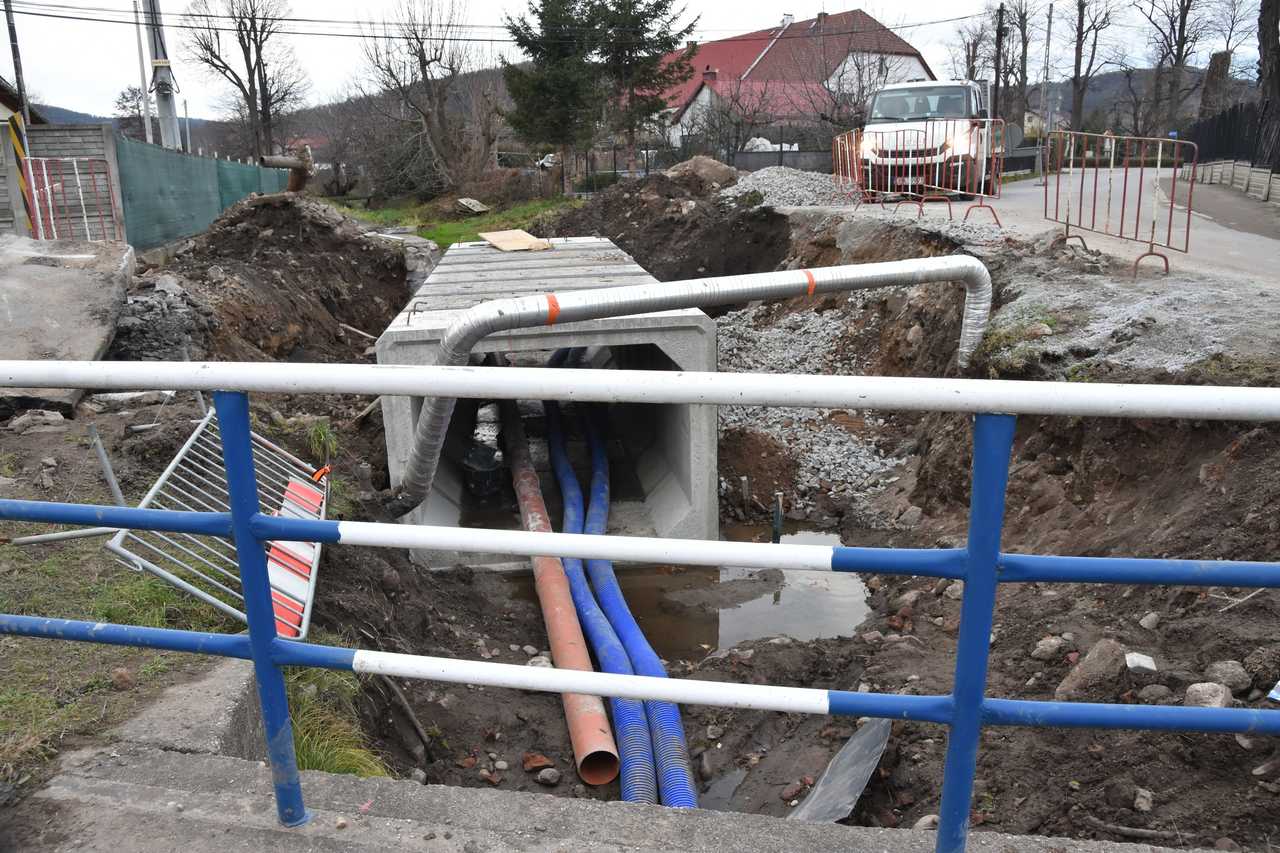 Trwa przebudowa mostu w Burkatowie. Nadal funkcjonują objazdy [MAPA/SZCZEGÓŁY]