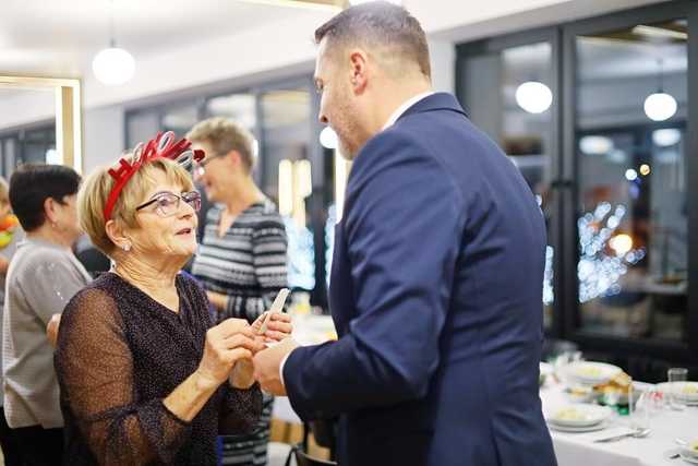 [FOTO] Studenci UTW Żarów spotkali się na wieczerzy wigilijnej