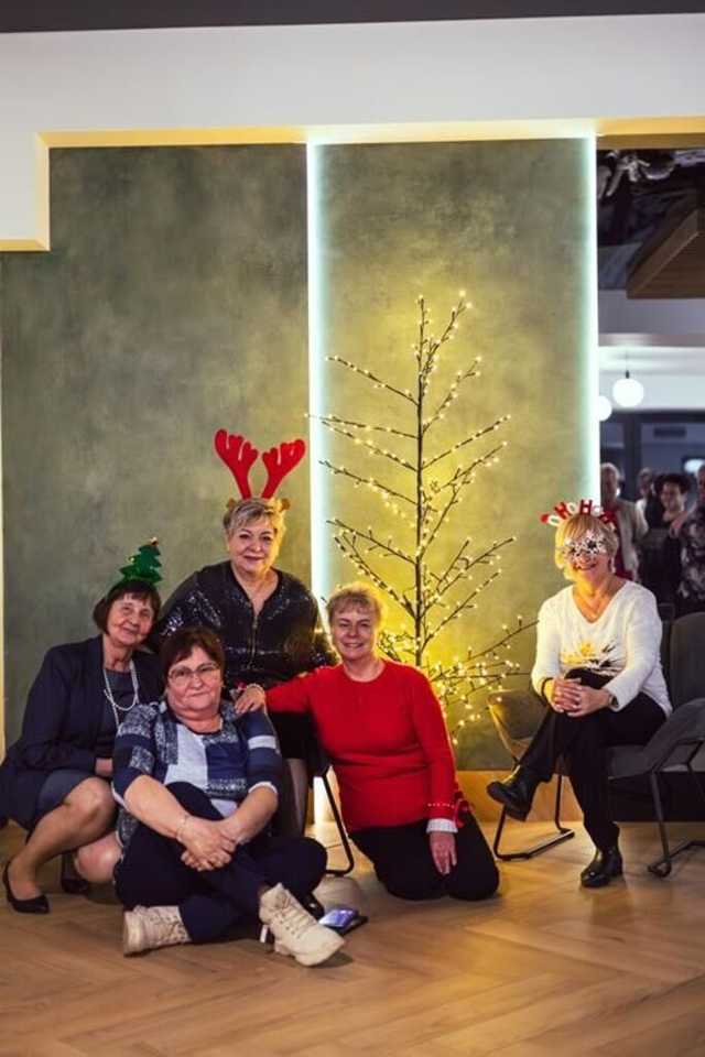 [FOTO] Studenci UTW Żarów spotkali się na wieczerzy wigilijnej