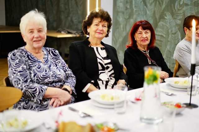 [FOTO] Studenci UTW Żarów spotkali się na wieczerzy wigilijnej