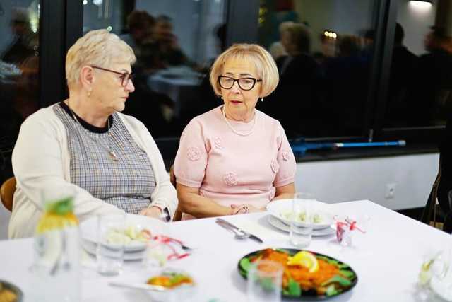 [FOTO] Studenci UTW Żarów spotkali się na wieczerzy wigilijnej