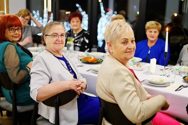 [FOTO] Studenci UTW Żarów spotkali się na wieczerzy wigilijnej