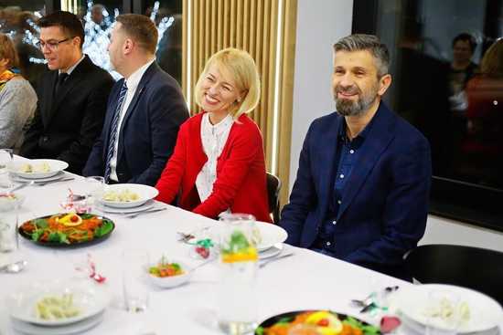 [FOTO] Studenci UTW Żarów spotkali się na wieczerzy wigilijnej