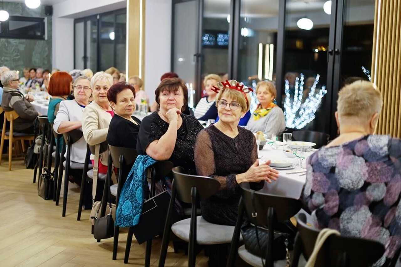 [FOTO] Studenci UTW Żarów spotkali się na wieczerzy wigilijnej