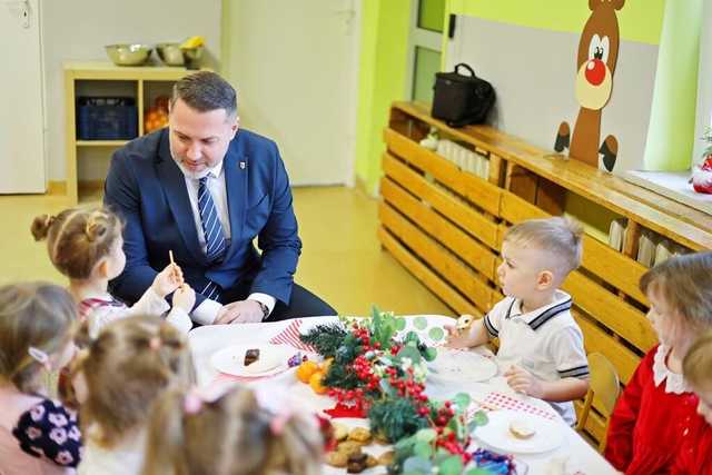[FOTO] Wigilia przedszkolaków z Bajkowej Krainy w Żarowie