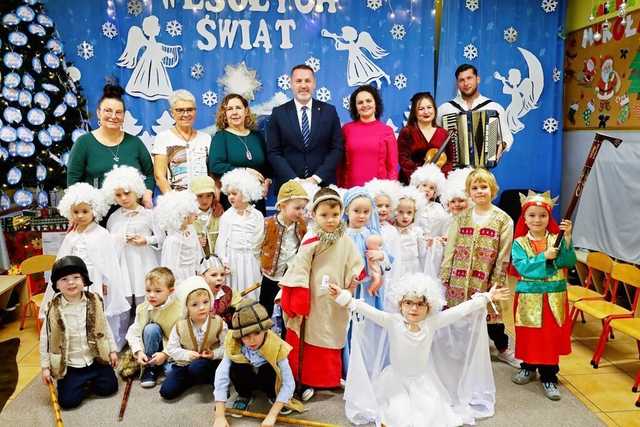[FOTO] Wigilia przedszkolaków z Bajkowej Krainy w Żarowie