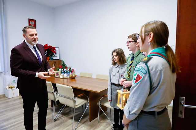 [FOTO] Betlejemskie Światło Pokoju zawitało do Żarowa