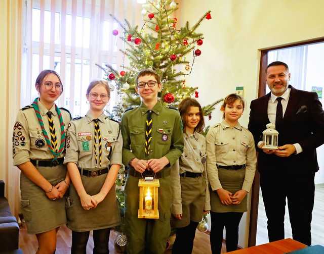 [FOTO] Betlejemskie Światło Pokoju zawitało do Żarowa