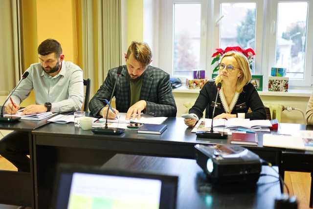 Budżet gminy Żarów na rok 2025 uchwalony. Ile wyniosą wydatki i dochody? Jakie inwestycje zaplanowano? [SZCZEGÓŁY]