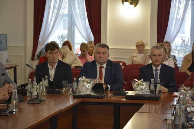 Uchwalono przyszłoroczny budżet gminy Strzegom. Jakie dochody i wydatki? Jakie inwestycje zostaną podjęte? [SZCZEGÓŁY]