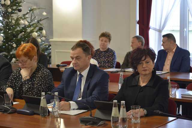 Uchwalono przyszłoroczny budżet gminy Strzegom. Jakie dochody i wydatki? Jakie inwestycje zostaną podjęte? [SZCZEGÓŁY]
