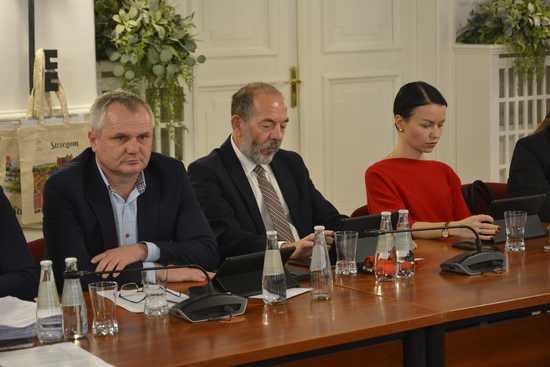Uchwalono przyszłoroczny budżet gminy Strzegom. Jakie dochody i wydatki? Jakie inwestycje zostaną podjęte? [SZCZEGÓŁY]