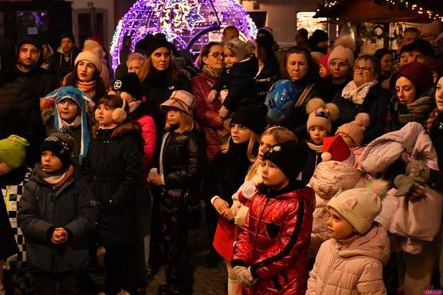 [WIDEO/FOTO] Występy, świąteczne ozdoby i stoiska. Ruszył Jarmark Bożonarodzeniowy w Świebodzicach