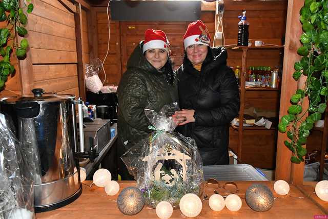 [WIDEO/FOTO] Występy, świąteczne ozdoby i stoiska. Ruszył Jarmark Bożonarodzeniowy w Świebodzicach
