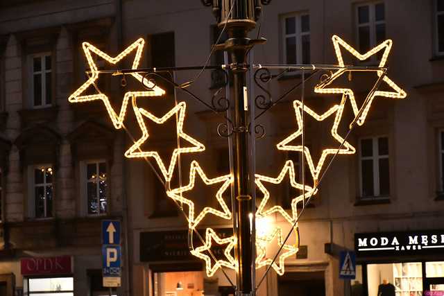[WIDEO/FOTO] Występy, świąteczne ozdoby i stoiska. Ruszył Jarmark Bożonarodzeniowy w Świebodzicach