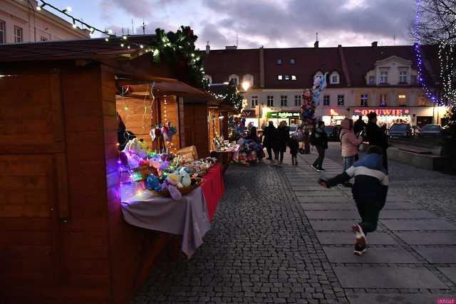 [WIDEO/FOTO] Występy, świąteczne ozdoby i stoiska. Ruszył Jarmark Bożonarodzeniowy w Świebodzicach