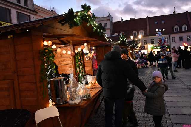 [WIDEO/FOTO] Występy, świąteczne ozdoby i stoiska. Ruszył Jarmark Bożonarodzeniowy w Świebodzicach