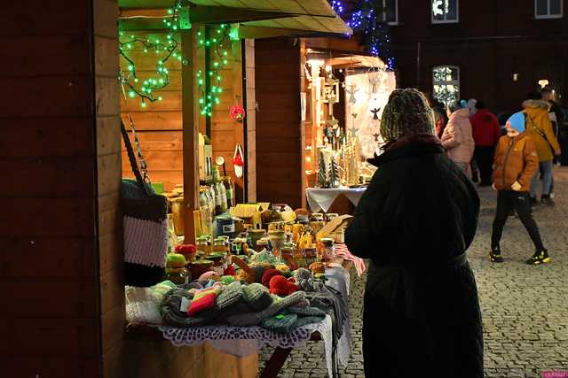 [WIDEO/FOTO] Występy, świąteczne ozdoby i stoiska. Ruszył Jarmark Bożonarodzeniowy w Świebodzicach