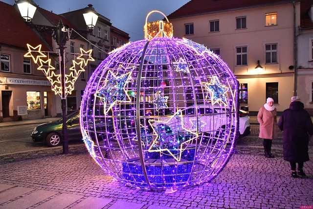 [WIDEO/FOTO] Występy, świąteczne ozdoby i stoiska. Ruszył Jarmark Bożonarodzeniowy w Świebodzicach