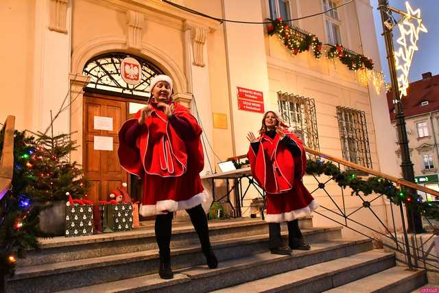 [WIDEO/FOTO] Występy, świąteczne ozdoby i stoiska. Ruszył Jarmark Bożonarodzeniowy w Świebodzicach