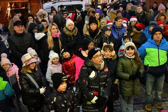 [WIDEO/FOTO] Występy, świąteczne ozdoby i stoiska. Ruszył Jarmark Bożonarodzeniowy w Świebodzicach