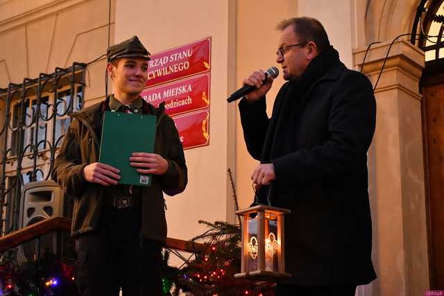 [WIDEO/FOTO] Występy, świąteczne ozdoby i stoiska. Ruszył Jarmark Bożonarodzeniowy w Świebodzicach