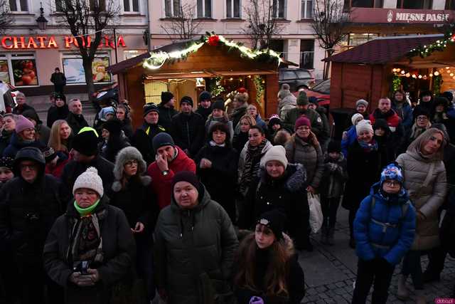 [WIDEO/FOTO] Występy, świąteczne ozdoby i stoiska. Ruszył Jarmark Bożonarodzeniowy w Świebodzicach