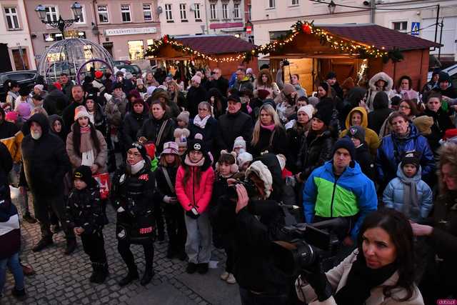 [WIDEO/FOTO] Występy, świąteczne ozdoby i stoiska. Ruszył Jarmark Bożonarodzeniowy w Świebodzicach