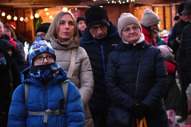 [WIDEO/FOTO] Występy, świąteczne ozdoby i stoiska. Ruszył Jarmark Bożonarodzeniowy w Świebodzicach