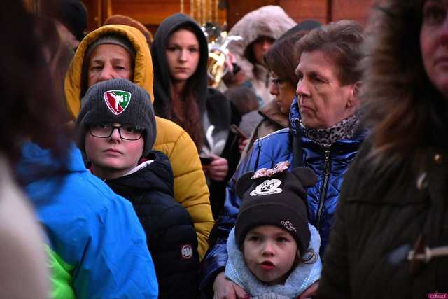 [WIDEO/FOTO] Występy, świąteczne ozdoby i stoiska. Ruszył Jarmark Bożonarodzeniowy w Świebodzicach
