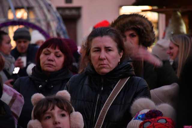 [WIDEO/FOTO] Występy, świąteczne ozdoby i stoiska. Ruszył Jarmark Bożonarodzeniowy w Świebodzicach
