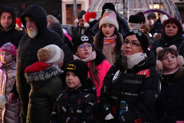 [WIDEO/FOTO] Występy, świąteczne ozdoby i stoiska. Ruszył Jarmark Bożonarodzeniowy w Świebodzicach