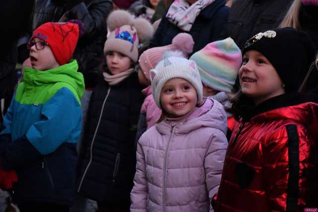 [WIDEO/FOTO] Występy, świąteczne ozdoby i stoiska. Ruszył Jarmark Bożonarodzeniowy w Świebodzicach
