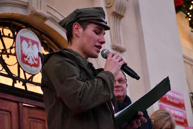 [WIDEO/FOTO] Występy, świąteczne ozdoby i stoiska. Ruszył Jarmark Bożonarodzeniowy w Świebodzicach
