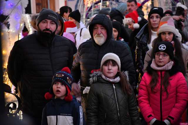 [WIDEO/FOTO] Występy, świąteczne ozdoby i stoiska. Ruszył Jarmark Bożonarodzeniowy w Świebodzicach