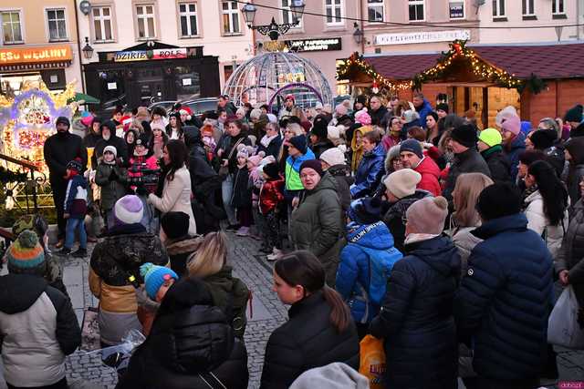 [WIDEO/FOTO] Występy, świąteczne ozdoby i stoiska. Ruszył Jarmark Bożonarodzeniowy w Świebodzicach