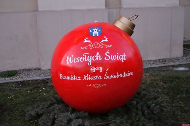 [WIDEO/FOTO] Występy, świąteczne ozdoby i stoiska. Ruszył Jarmark Bożonarodzeniowy w Świebodzicach