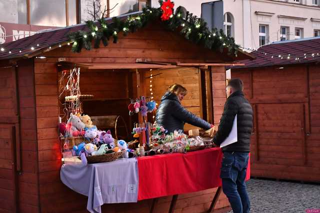[WIDEO/FOTO] Występy, świąteczne ozdoby i stoiska. Ruszył Jarmark Bożonarodzeniowy w Świebodzicach