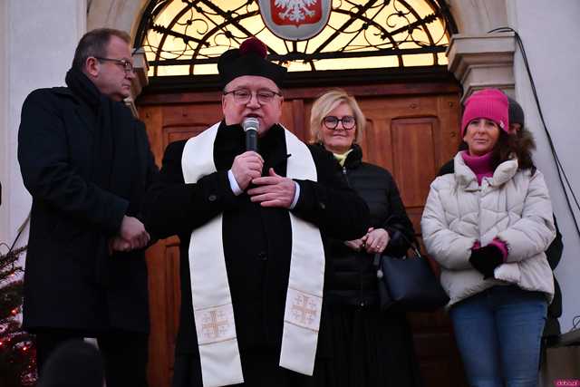 [WIDEO/FOTO] Występy, świąteczne ozdoby i stoiska. Ruszył Jarmark Bożonarodzeniowy w Świebodzicach
