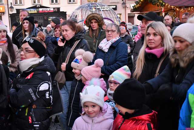 [WIDEO/FOTO] Występy, świąteczne ozdoby i stoiska. Ruszył Jarmark Bożonarodzeniowy w Świebodzicach