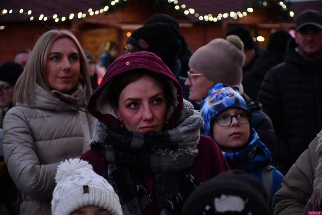 [WIDEO/FOTO] Występy, świąteczne ozdoby i stoiska. Ruszył Jarmark Bożonarodzeniowy w Świebodzicach