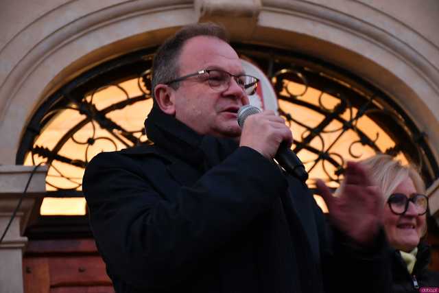 [WIDEO/FOTO] Występy, świąteczne ozdoby i stoiska. Ruszył Jarmark Bożonarodzeniowy w Świebodzicach