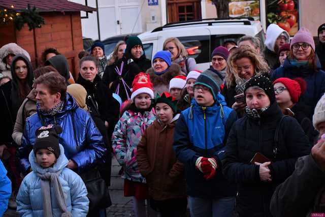 [WIDEO/FOTO] Występy, świąteczne ozdoby i stoiska. Ruszył Jarmark Bożonarodzeniowy w Świebodzicach