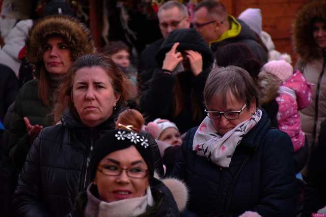 [WIDEO/FOTO] Występy, świąteczne ozdoby i stoiska. Ruszył Jarmark Bożonarodzeniowy w Świebodzicach