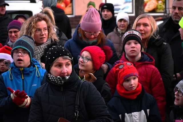 [WIDEO/FOTO] Występy, świąteczne ozdoby i stoiska. Ruszył Jarmark Bożonarodzeniowy w Świebodzicach